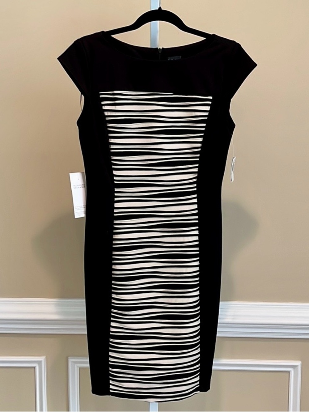 Gabby Skye Black and Cream Cap Sleeve Dress Size 6